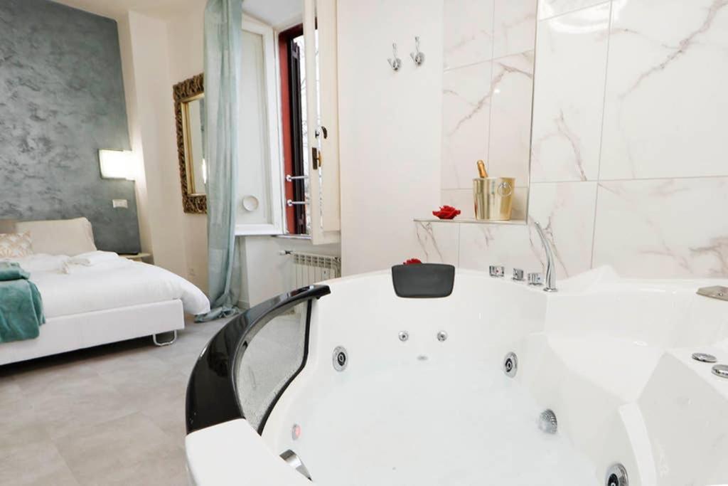 White Panoramic Jacuzzi Suite Trastevere - Top Collection Roma Eksteriør bilde