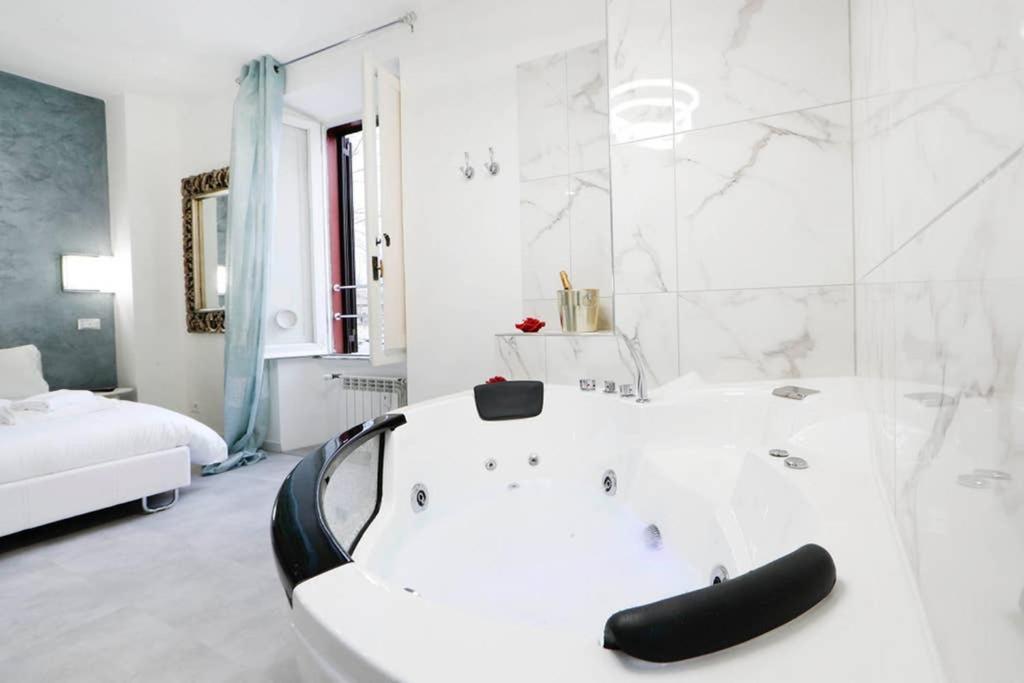 White Panoramic Jacuzzi Suite Trastevere - Top Collection Roma Eksteriør bilde