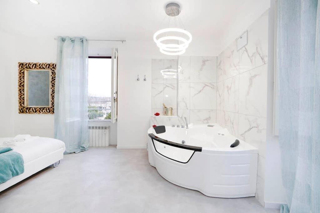 White Panoramic Jacuzzi Suite Trastevere - Top Collection Roma Eksteriør bilde
