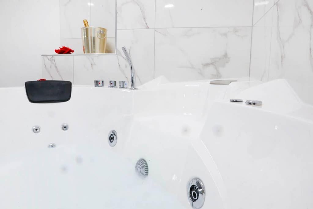 White Panoramic Jacuzzi Suite Trastevere - Top Collection Roma Eksteriør bilde